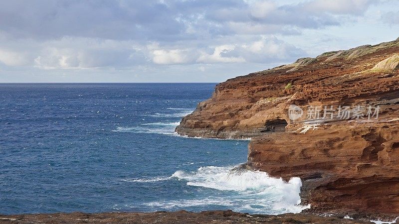 太平洋的蓝色海浪打败了瓦胡岛火山悬崖。晴朗的一天。夏威夷群岛。DCI 4 k
